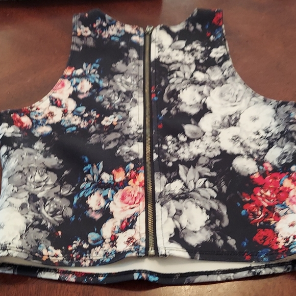 Abercrombie and Fitch floral crop - Picture 3 of 3